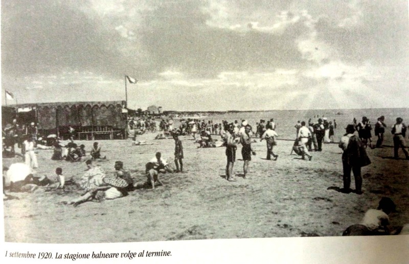 39l- 1° Settembre 1920, la stagione balneare volge al termine..jpg