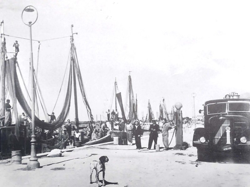 46b-Arriva il camion per il rifornimento del carburante..jpg