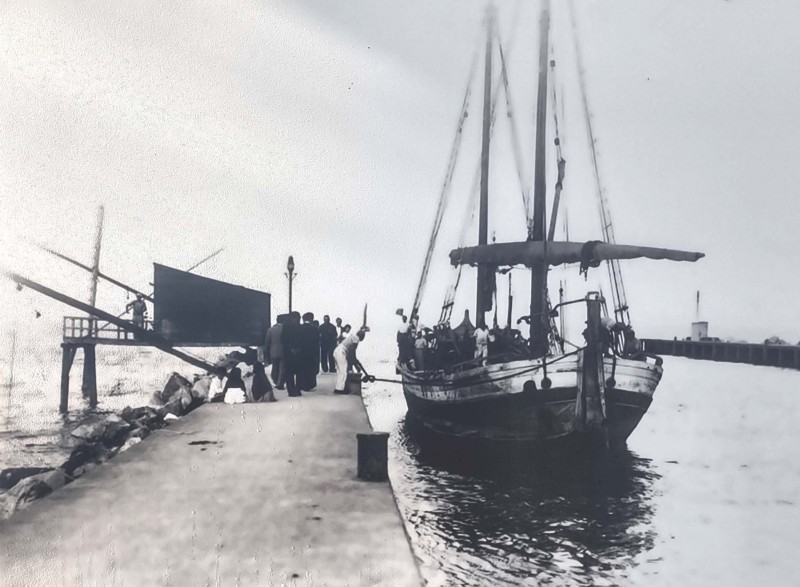 54e2-PORTO GARIBALDI anni '30 - Attracco al molo (la palà).jpg