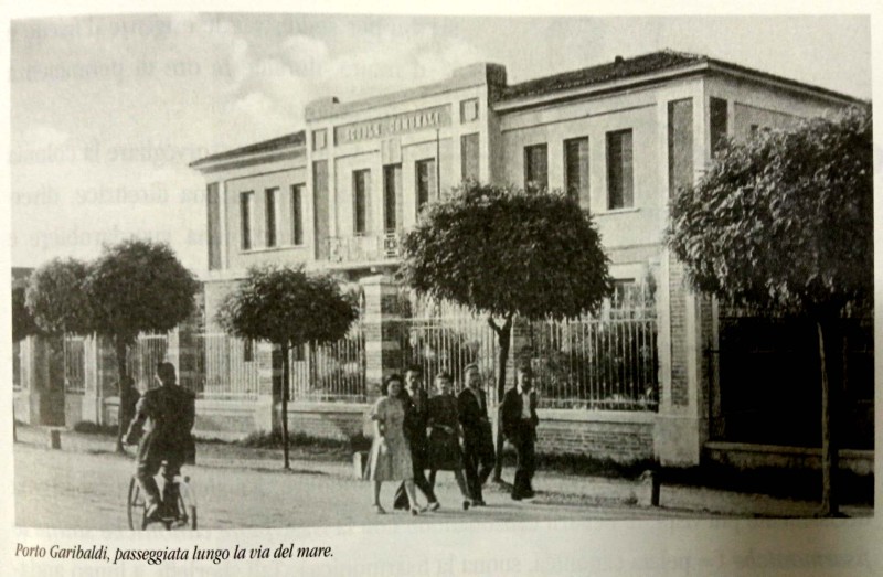 71b-Porto Garibaldi, passeggiata lungo la via del mare.jpg