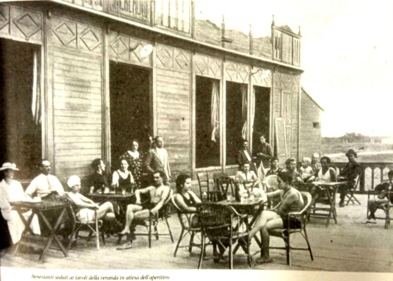 71c-Benestanti seduti al tavolo della veranda in attesa dell'aperitivo.jpg