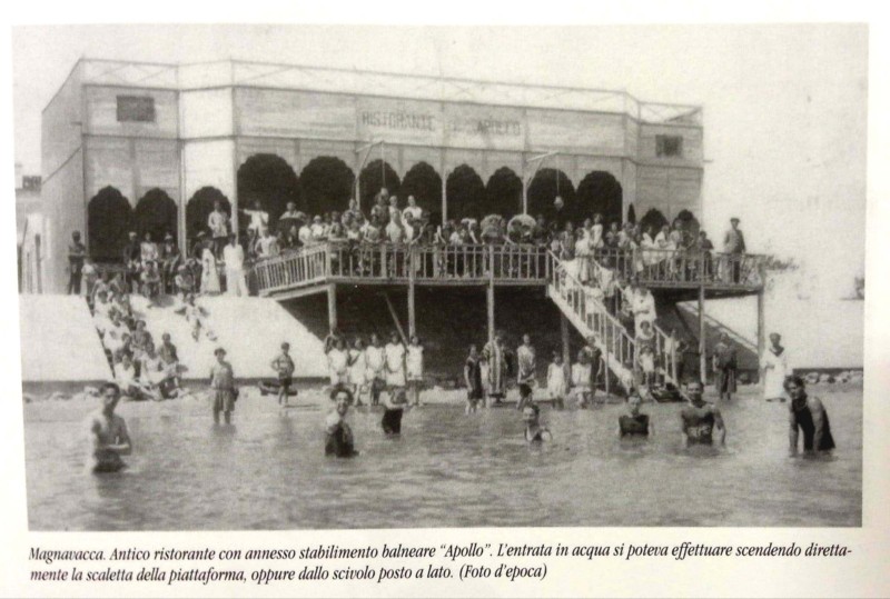 84e-Magnavacca. Antico ristorante con annesso stabilimento balneare APOLLO. L'entrata in acqua si poteva effettuare direttamente dalla piattaforma, oppure dallo scivo posto a lato.jpg