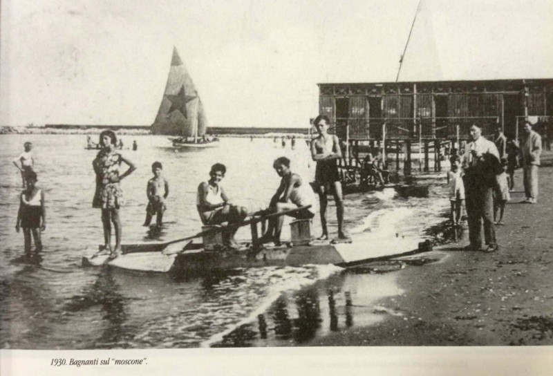 84g-Bagnanti sul moscone, anno 1930.jpg