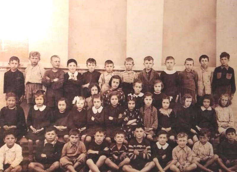88f-Questa è una classe di bambini e bambine di Magnavacca, sotto i 10 anni, per cui la foto dovrebbe risalire ai primi anni '40, quindi prima del rovinoso bombardamento di Magnavacca.jpg