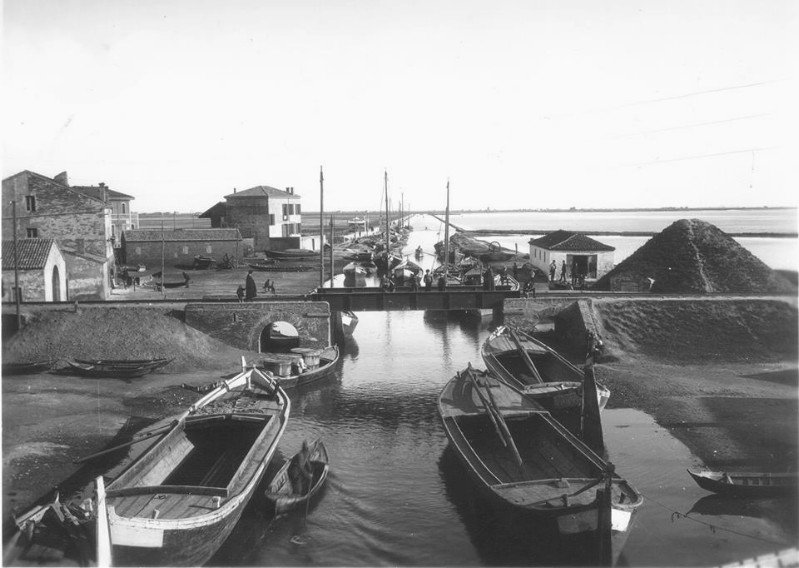 05e-Porto Garibaldi-Comacchio Anni '30 Darsena,Ponte Ferrovia e canale Pallotta E' impressionante vedere quanti barconi si parcheggiavano in darsena diretti a Venezia o Ravenna.jpg