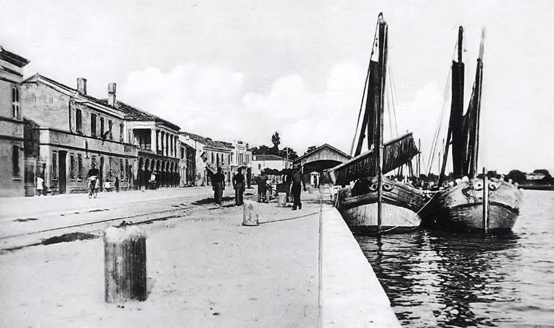 117a-Magnavacca -  a sinistra il loggiato Mazzini e sullo sfondo il mercato del pesce anni '30..jpg