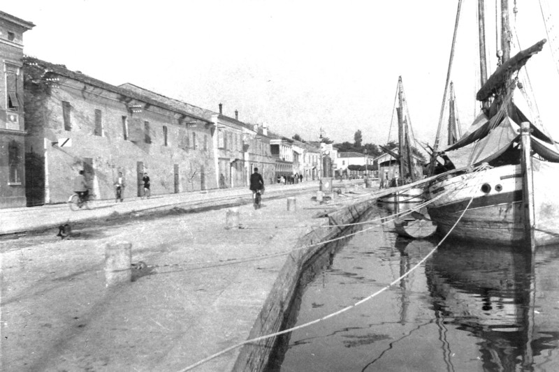 138a-Magnavacca anni '30 il magazzino del sale, si trovava dove oggi c'é il mercato del pesce, uno dei pochi edifici rimasti dai bombardamenti del 1945,demolito negli anni '70.jpg