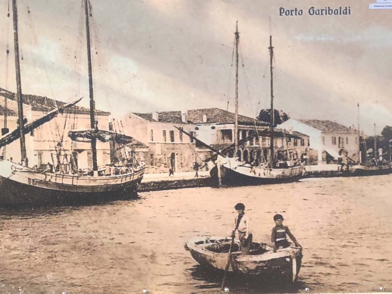 174-Porto Garibaldi - porto canale nel primo dopoguerra, Le barche Chioggiotte,bombate e con le vele,anche le nostre allora avevano anche le vele!!!.jpg