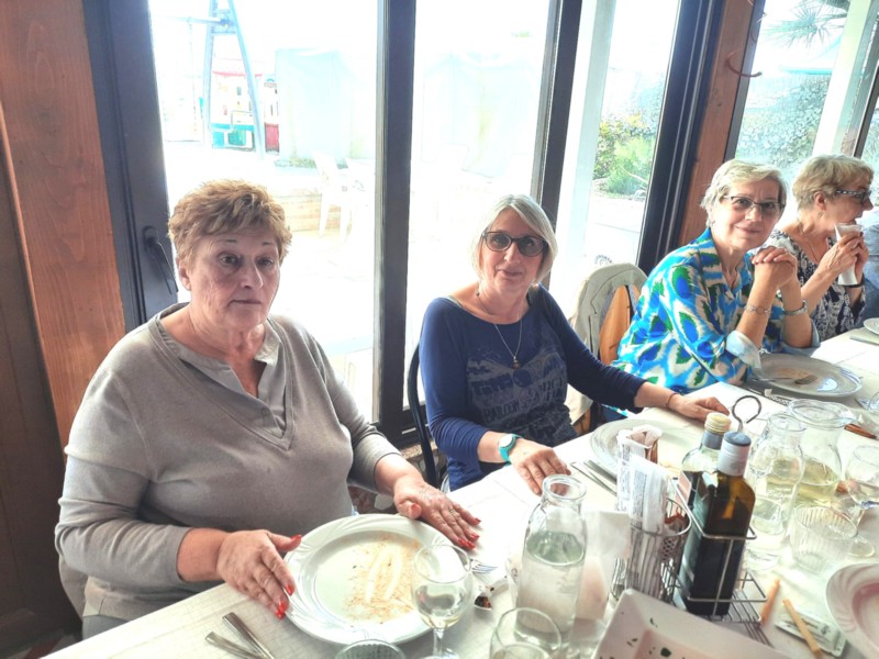 9) Le mogli nella rimpatriata.jpg