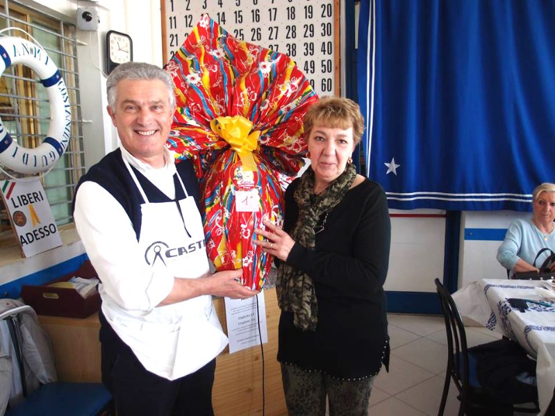 62-La signora Morena (moglie di Lugli) vince il primo premio.jpg