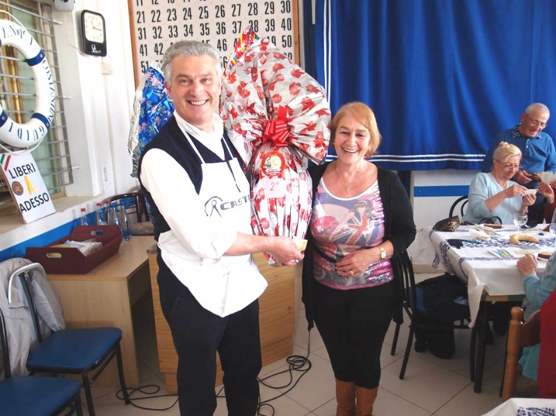 63-la signora Bianca (moglie di Forini) vince il secondo premio.jpg