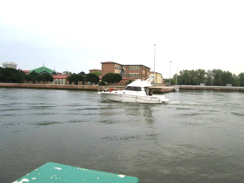 89-Il canale davanti alla scuola.jpg