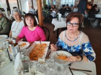 10) Le mogli nella rimpatriata.jpg