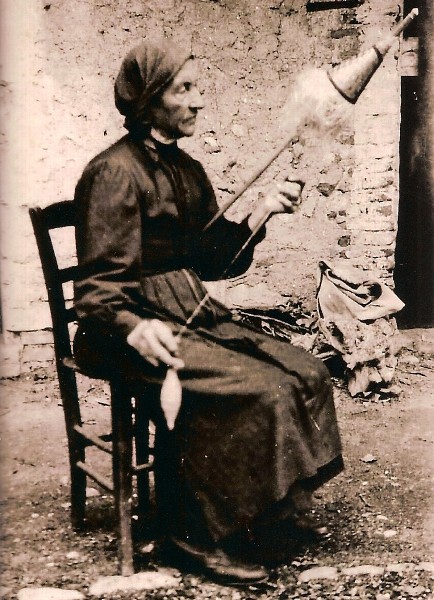 8) Dalla Cort Giovanna intenta a filare col -fuss-.jpg