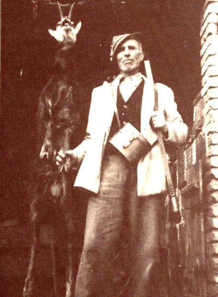 10) Casanova Vittorio detto -IL FALCO- dopo una battuta di caccia al camoscio (anno 1956).jpg