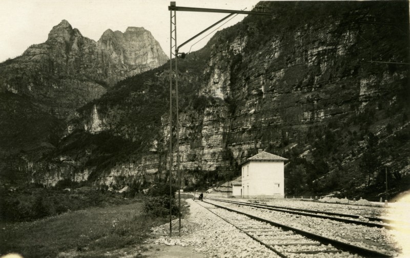 43) Ferrovia Bribano - Agordo Fermata de -La Stanga-, Monte Coro.jpg
