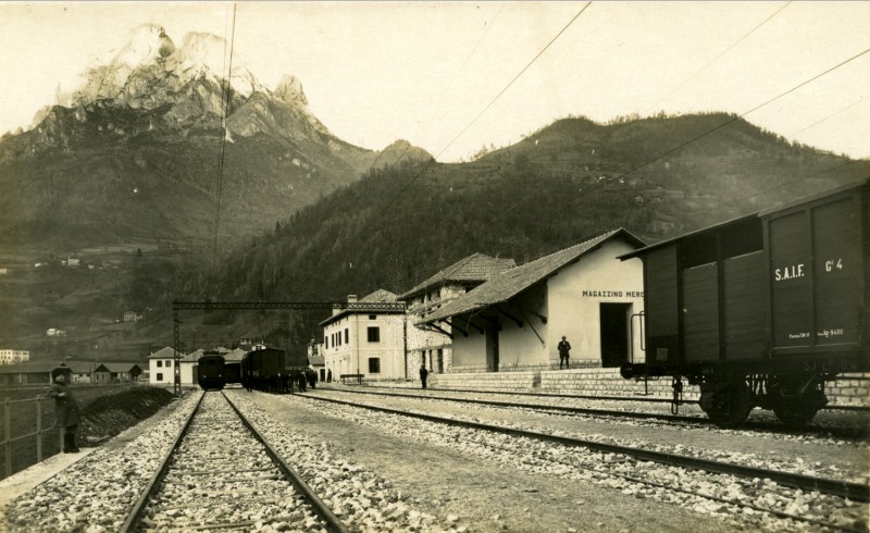 46) Ferrovia Bribano-Agordo stazione di Agordo..jpg