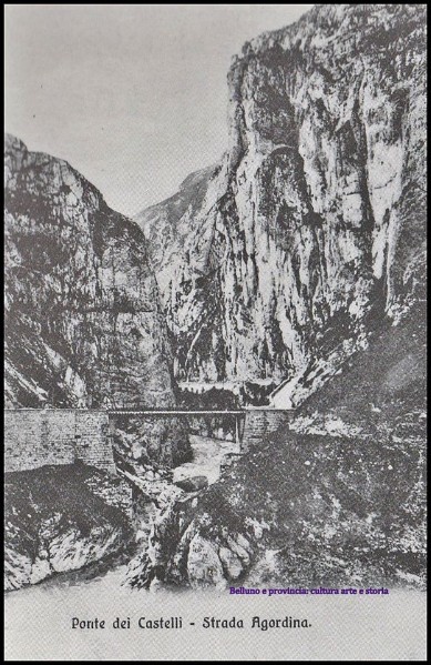 68)  Punto obbligo sulla via che conduce al Agordo è il Ponte dei Castèi. Qui gli agordini, sia nel 1848 che nel 1945, tennero fieramente testa ai tedèsch i..jpg