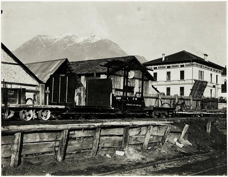 76) il Serva dietro alle baracche è un indizio importante, come anche i binari ci indicano più o meno dove ci troviamo, ma da quando fu scattata la foto, nel dicembre del 1917.jpg