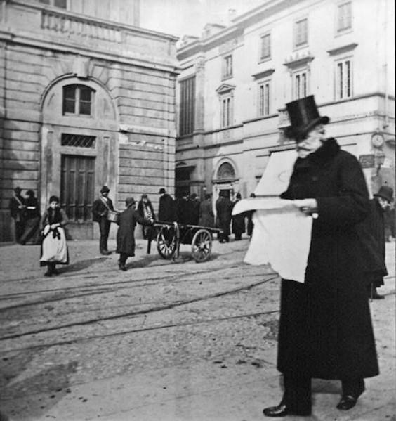 19) Giuseppe Verdi a Milano, alle sue spalle si intravede il bar Cova quando era in un angolo di Piazza della Scala.jpg