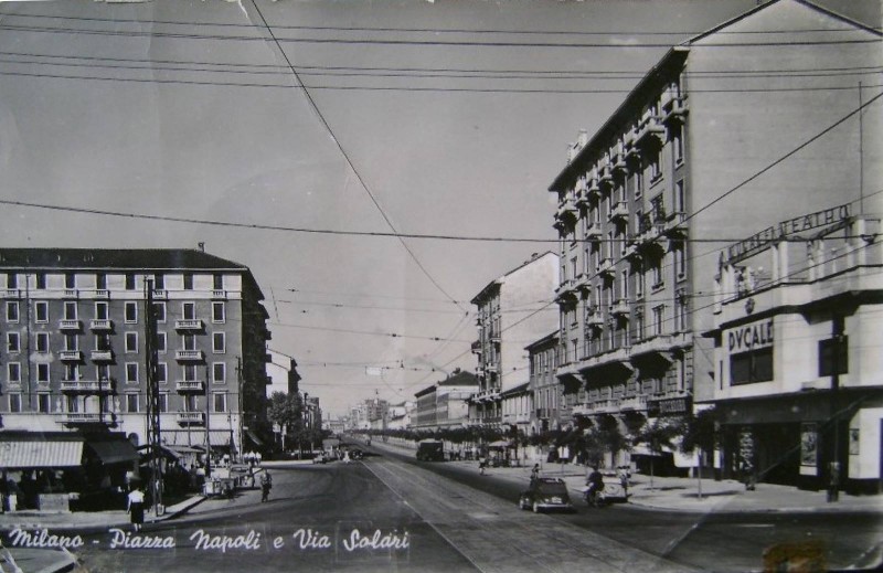 27) Via Solari e piazza Napoli - gh'era già mò el buteghin dei wurstel!!!.jpg