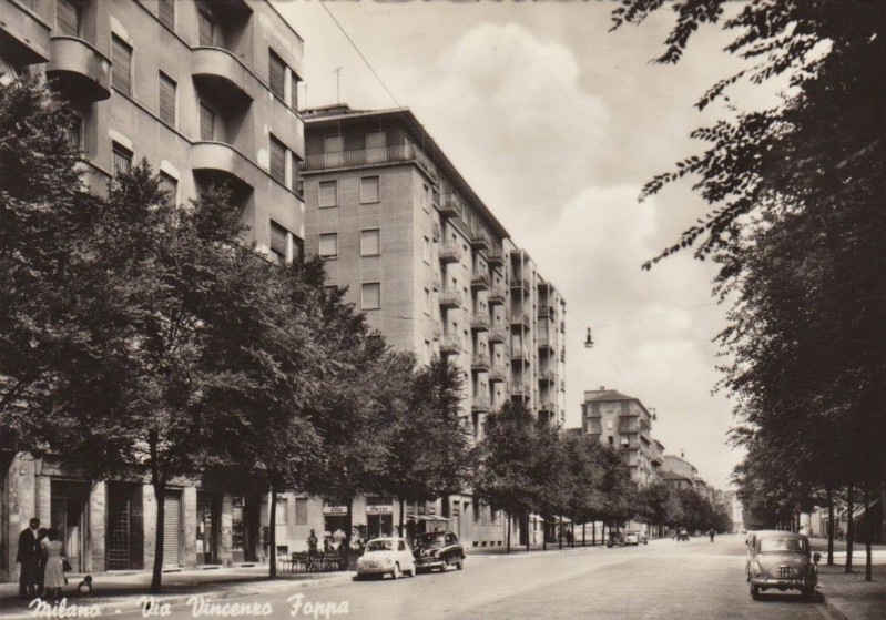 28) Primi anni '60 via Foppa, angolo via Stendhal - Qua gli alberi si sono salvati, da Bolivar a Washinghton rasati..jpg