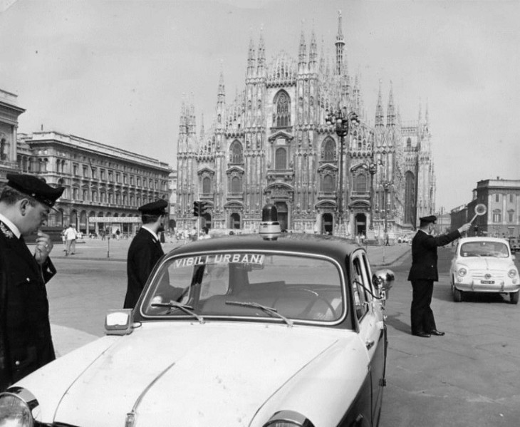 30) 1965, posto di blocco in Piazza del Duomo-Si tratta dell'uso del primo apparecchio radar del Corpo, si vede il rilevatore appoggiato sul finestrino lato autista..jpg