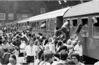 17)  ricordate le partenze di Ferragosto anni 70 ....jpg