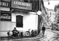 24) questa è via Madonnina nel '70 - Mi ricordo che gridava...umbrele'..umbrelaiooo! È SI portavano gli ombrelli a riparare.jpg