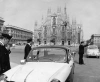 30) 1965, posto di blocco in Piazza del Duomo-Si tratta dell'uso del primo apparecchio radar del Corpo, si vede il rilevatore appoggiato sul finestrino lato autista..jpg