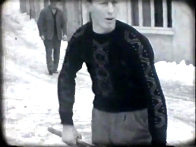 05-Aldo Bonan sta spalando la neve.jpg