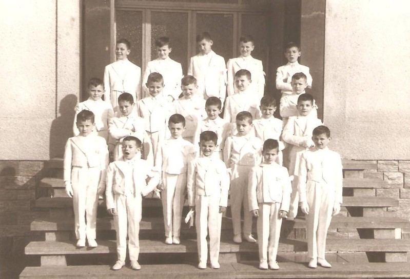 28a-Foto fornita da Giuseppe - prima Comunione del 15.04.66 -  fratelli Giuseppe in seconda fila in mezzo e Andrea il secondo a sinistra dell'ultima fila.jpg