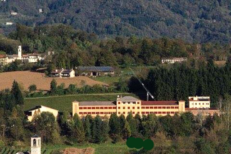 61) vellai-6 ex collegio di Vellai, dietro si intravvede il paese di Cart. Anno 2016..jpg