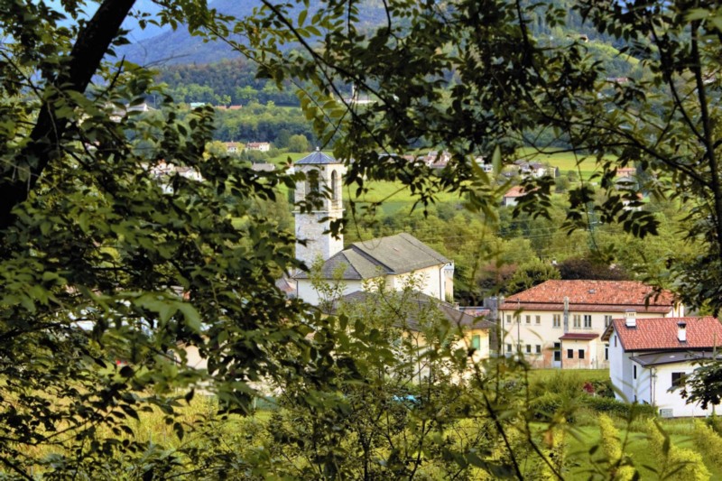 72b) Paese di Vellai con la sua chiesa.jpg