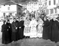 03b-Don Romano Argenta posa in piazza S. Gregorio dopo prima messa novella insieme flli Guanelliani, anno 1969, a sn Don Primo e il vecchio direttore, a ds le suore di VELLAI..jpg