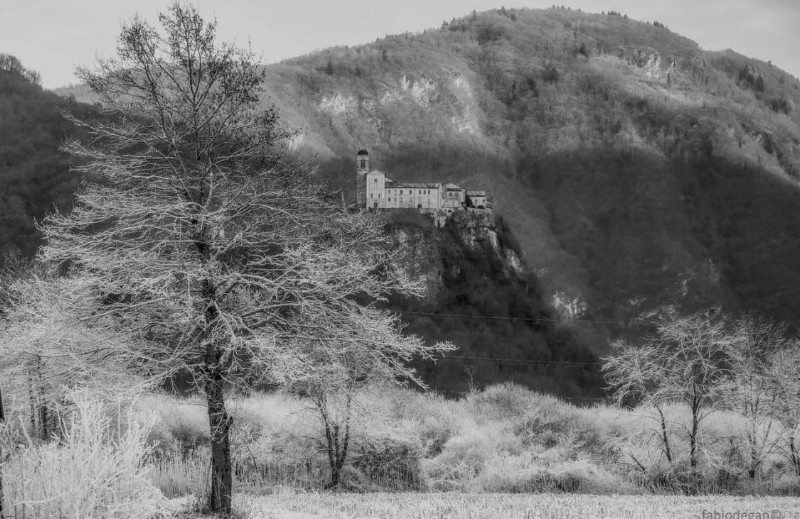 138) Campose di Anzù con vista sul Santuario dei Santi Vittore e Corona.jpg