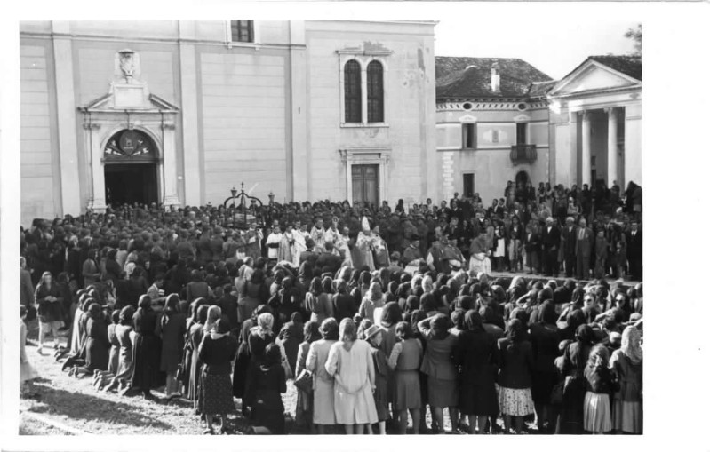 142) Partenza della processione con i resti dei SS. Martiri Vittore e Corona dal Duomo di Feltre. 20.06.1943.jpg