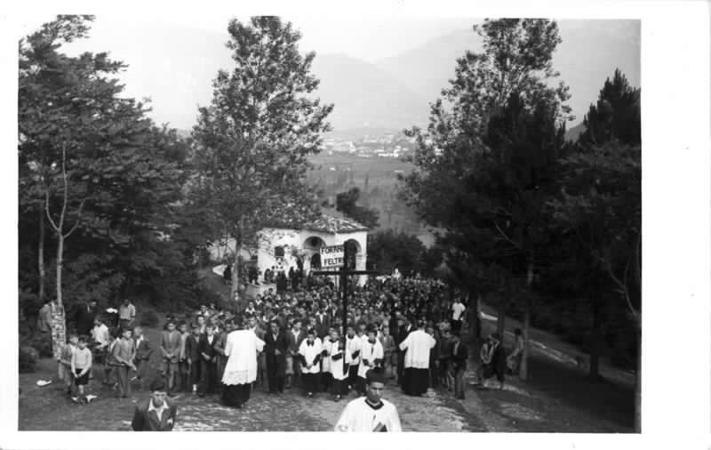 145) I gruppi di fedeli sono raccolti in foranie- ecco quella di Feltre al Capitello dell’Angelo nei pressi del Santuario.jpg