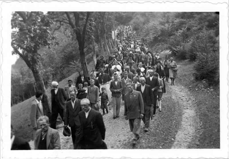 156) Nuova processione per la Festa dei Fanciulli, indetta in occasione della riesumazione dei resti dei SS. Martiri Vittore e Corona al Santuario di San Vittore. 27.06.1943.jpg