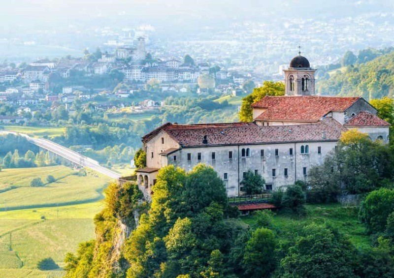 160) un controcampo dal santuario di San Vittore verso la cittadella di Feltre.jpg