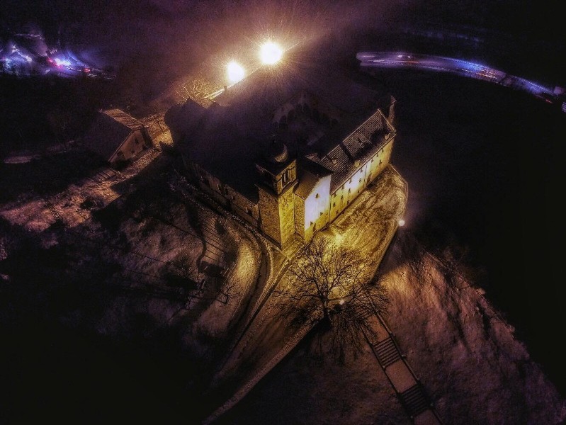 102) Santuario SS Vitore e Corona in notturna.jpg