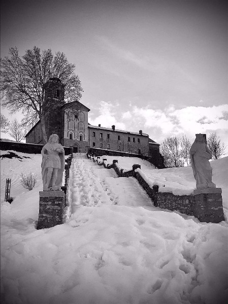 117) Il santuario San Vittore e Corona innevato..jpg