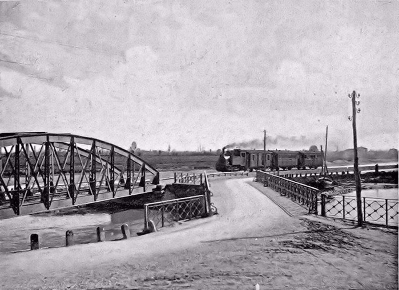 03a1-MAGNAVACCA PORTO GARIBALDI - Prima del ponte di barche costruito dagli alleati alla fine della 2° guerra m. c'era il ponte Albani a fianco del ponte della ferrovia..jpg