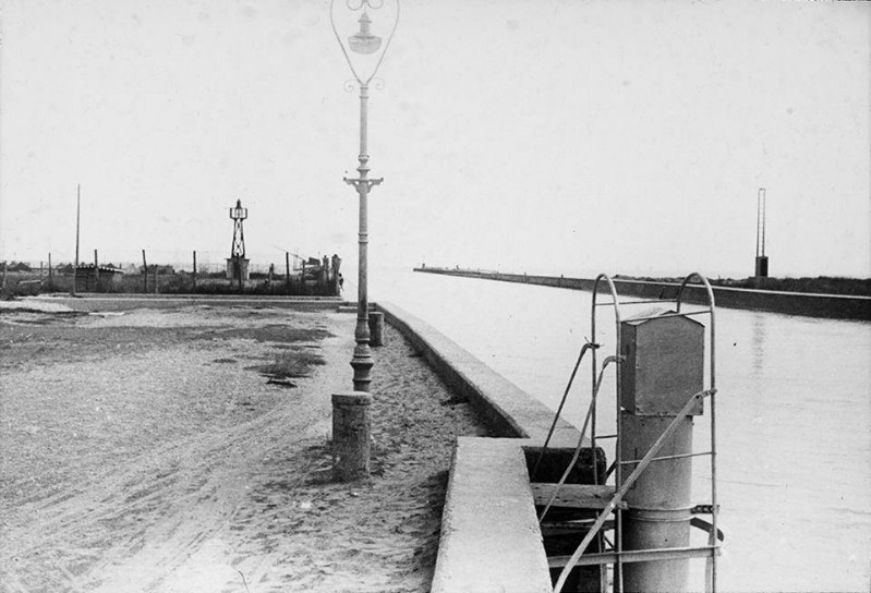 30c-PORTO GARIBALDI anni '30 il molo con il vecchio faro!.jpg