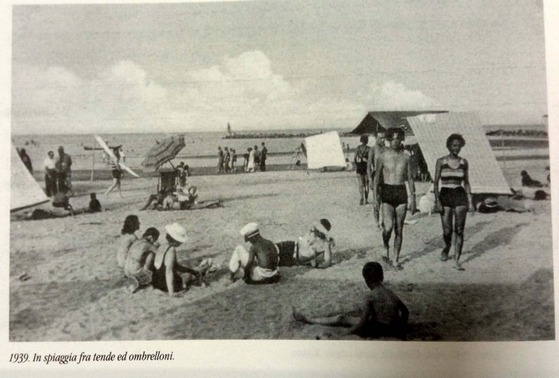 36p-1939. In spiaggia fra tende ed ombrelloni.jpg