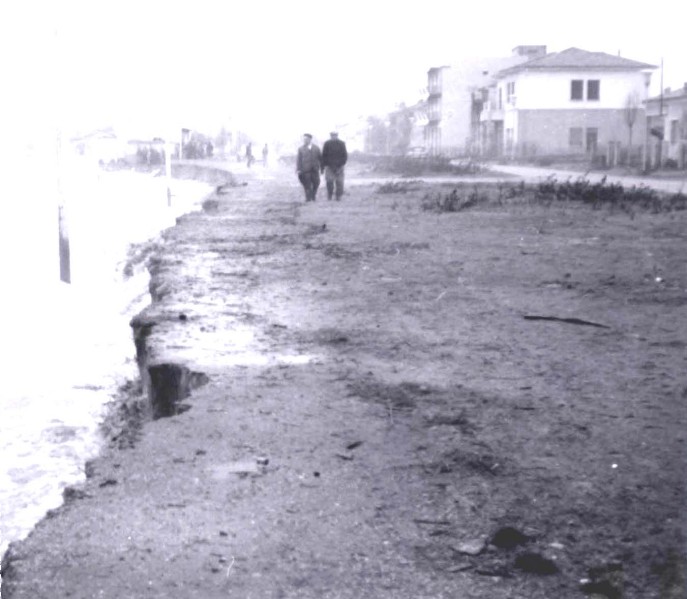 254d-PORTO GARIBALDI 1966 La spiaggia dopo la mareggiata, sullo sfondo il secondo edificio a destra era l'Hotel Central, dove oggi c'è la Pasticceria Del Sole.jpg