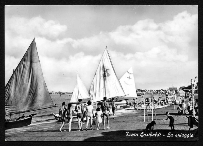 254f-Porto Garibaldi - La spiaggia anni 60.jpg