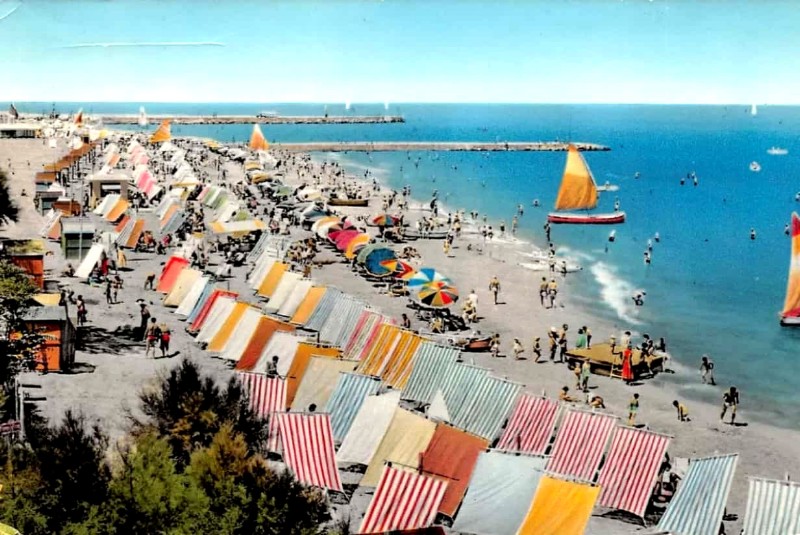 255b-Porto Garibaldi - La spiaggia nel pieno della stagione balneare. Anni '60..jpg