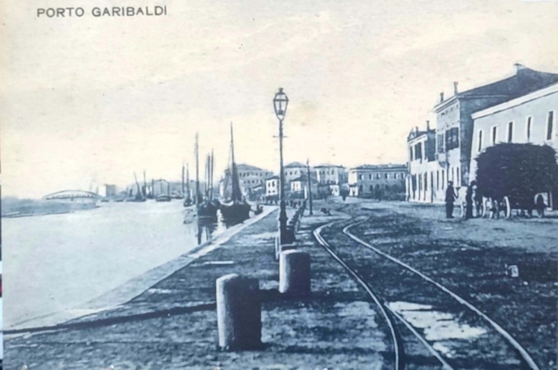 37g1-Una cartolina d'epoca che ritrae il portocanale di Porto Garibaldi assieme alla ferrovia che lo costeggiava, più di 100 anni fa.jpg