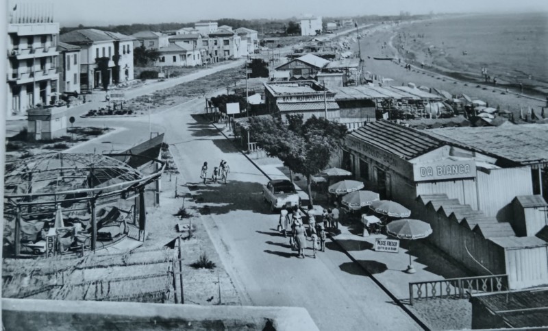 267c) Lungomare di Porto Garibaldi. La Bianca, madre del Bob, Italo Folegatti, 1963..jpg